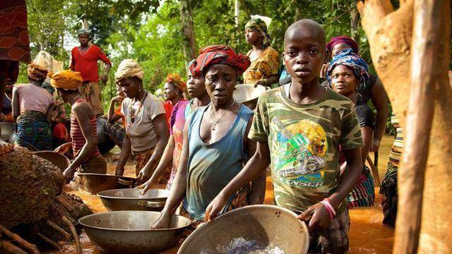 黄金是世界流通的货币，非洲淘金人没日没夜工作，为何换不来粮食