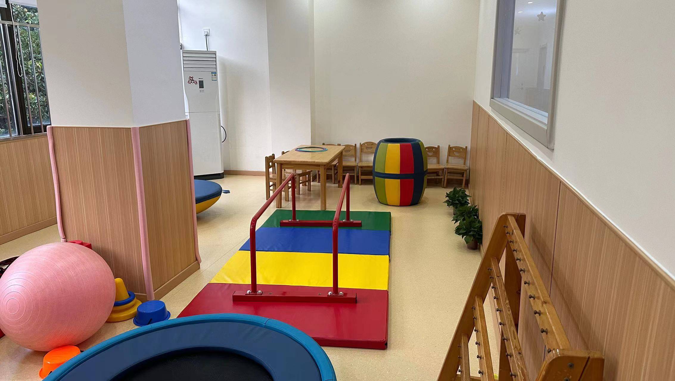 合肥家长间的新型货币：我爱伢的“托育课时”。一枚课时，可同时流通于蒙氏、艺术、运动、语言等多重“课程王国”，购买力惊人。