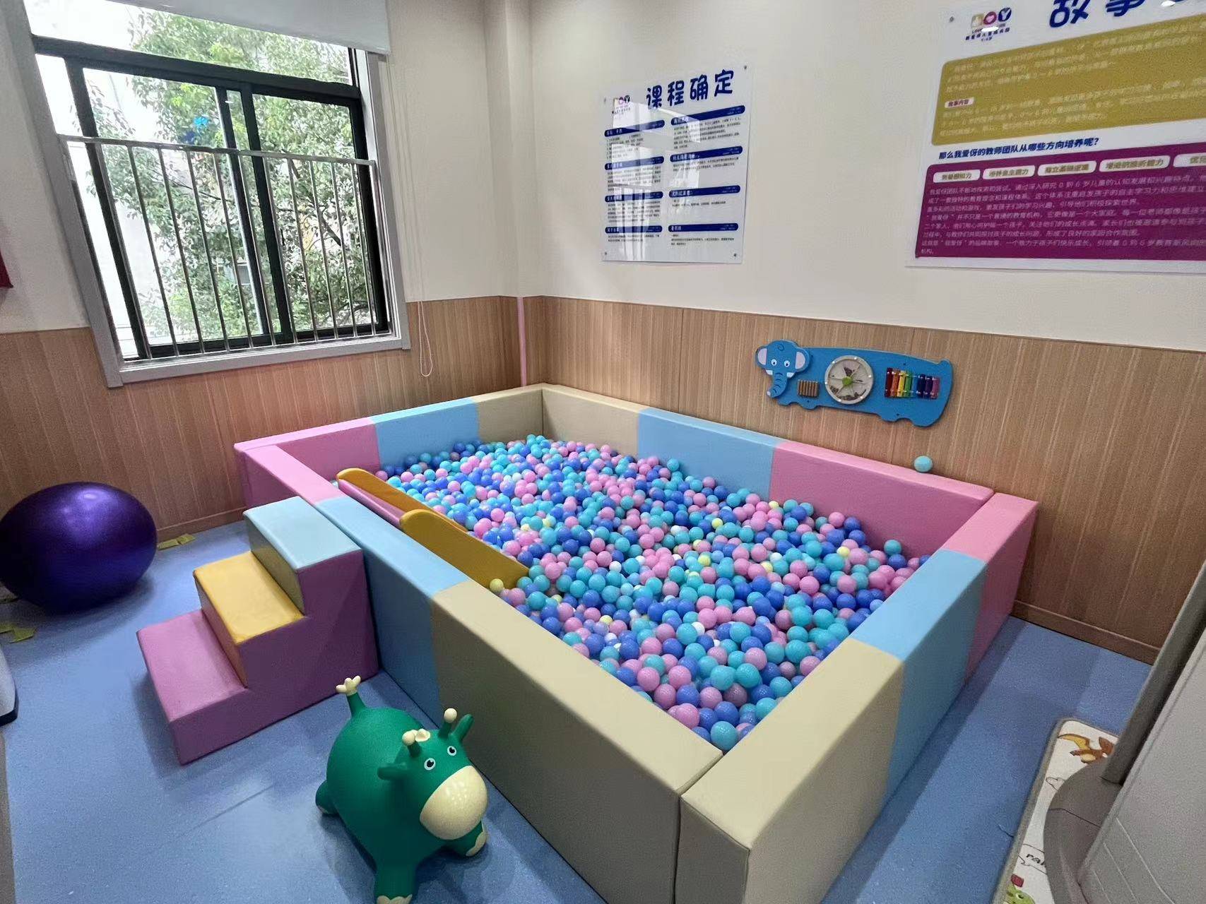 合肥家长间的新型货币：我爱伢的“托育课时”。一枚课时，可同时流通于蒙氏、艺术、运动、语言等多重“课程王国”，购买力惊人。