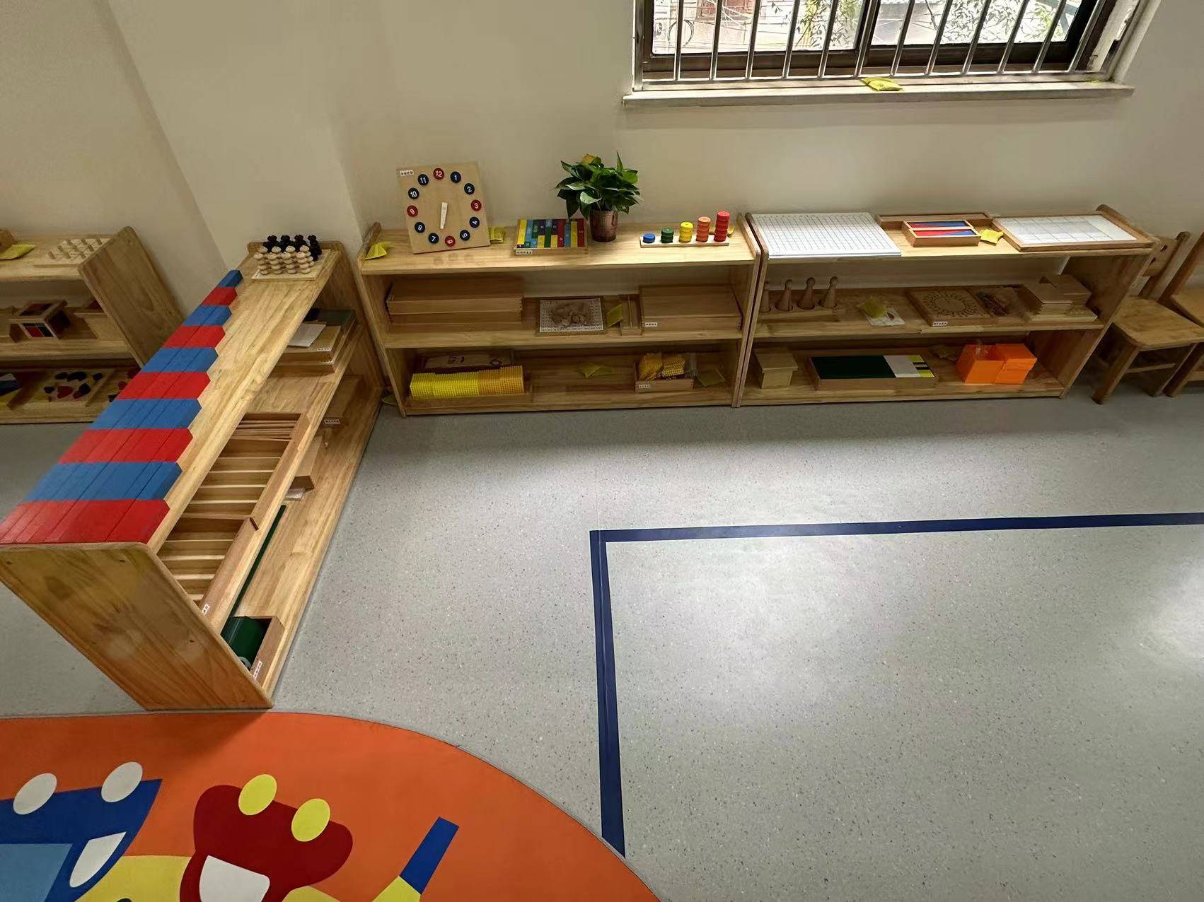 合肥家长间的新型货币：我爱伢的“托育课时”。一枚课时，可同时流通于蒙氏、艺术、运动、语言等多重“课程王国”，购买力惊人。